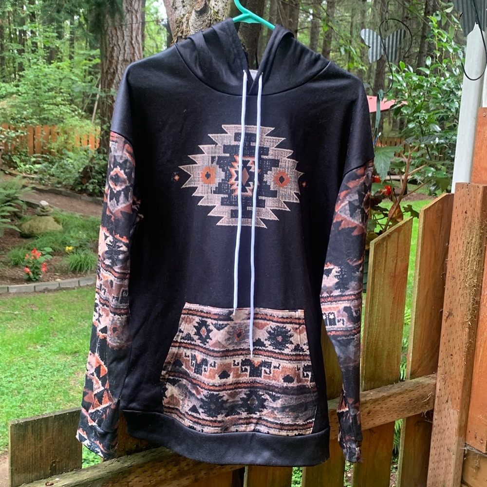 Men’s Aztec Themed Hooded Pullover NWOT